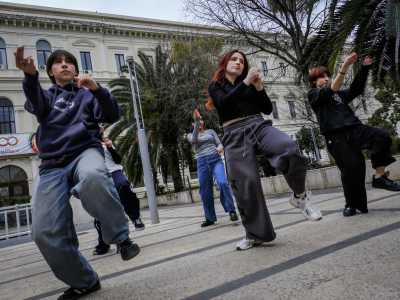 ...e sincronia dei movimenti che ricordano in parte quelli del re del pop Micheal Jackson